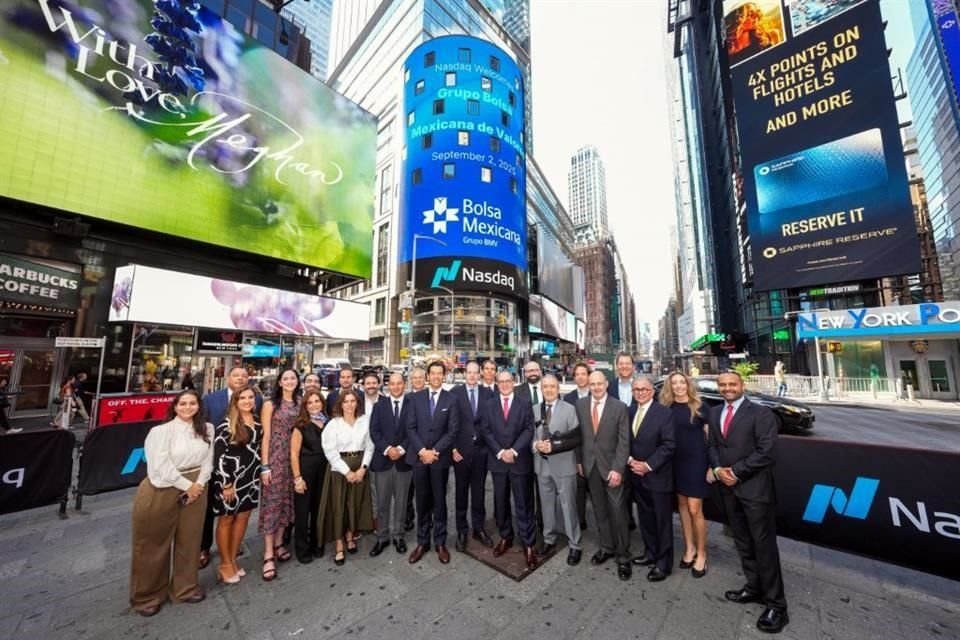 Directivos de Grupo BMV,  líderes de instituciones financieras y del sector bursátil posan afuera del Nasdaq.