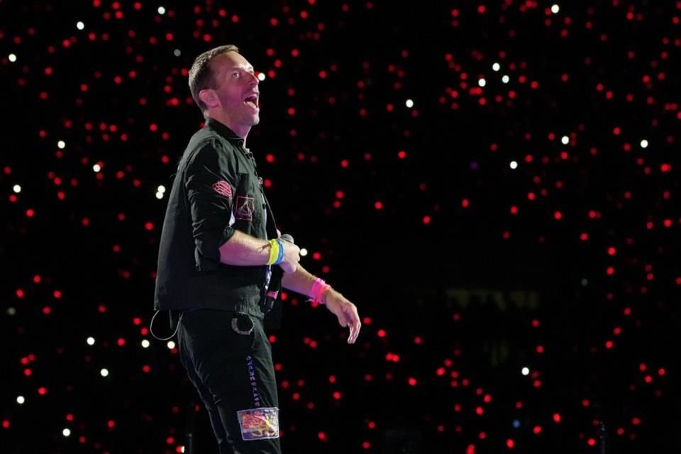 Durante la gira Music of the Spheres, la 'kiss-cam' captó al CEO Andy Byron y a la directora Cabot, viralizándose y causando su salida.