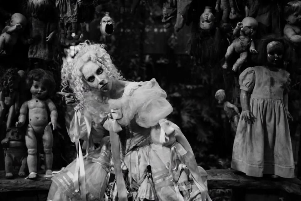 Lady Gaga estrenó el videoclip de 'The Dead Dance', dirigido por Tim Burton y grabado en la tétrica Isla de las Muñecas, Xochimilco.