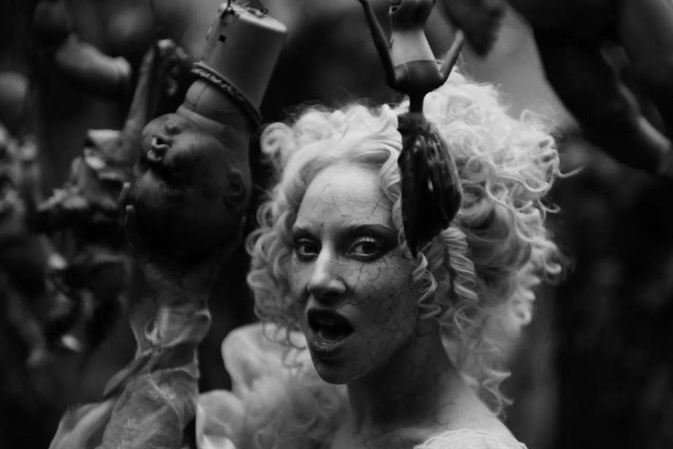 El video muestra a Gaga rodeada de muñecas mientras inicia la llamada 'danza de los muertos', despertando a las figuras que se unen al ritmo de la canción.