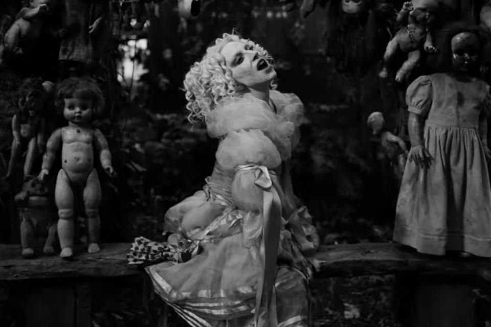 El lanzamiento coincide con la participación de Gaga en la segunda temporada de 'Merlina', donde interpreta a Rosaline Rotwood, una profesora con poderes psíquicos.