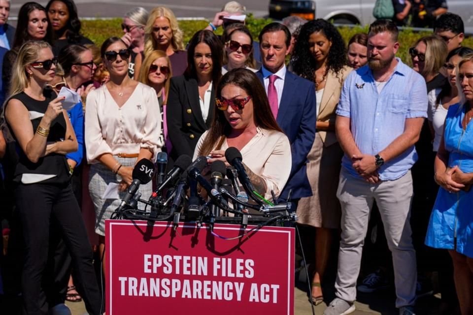 Los comentarios de Trump coincidieron con una conferencia de prensa frente al Capitolio en Washington a la que asistieron víctimas de Epstein, sus familiares y sus abogados.