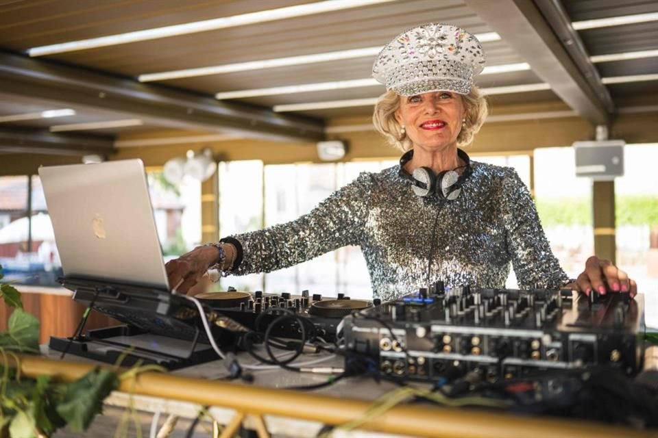 A sus 81 años, DJ Gloria brilla haciendo bailar a los cincuentones en las discotecas suecas. Esta es su historia de éxito, a ritmo de beats.