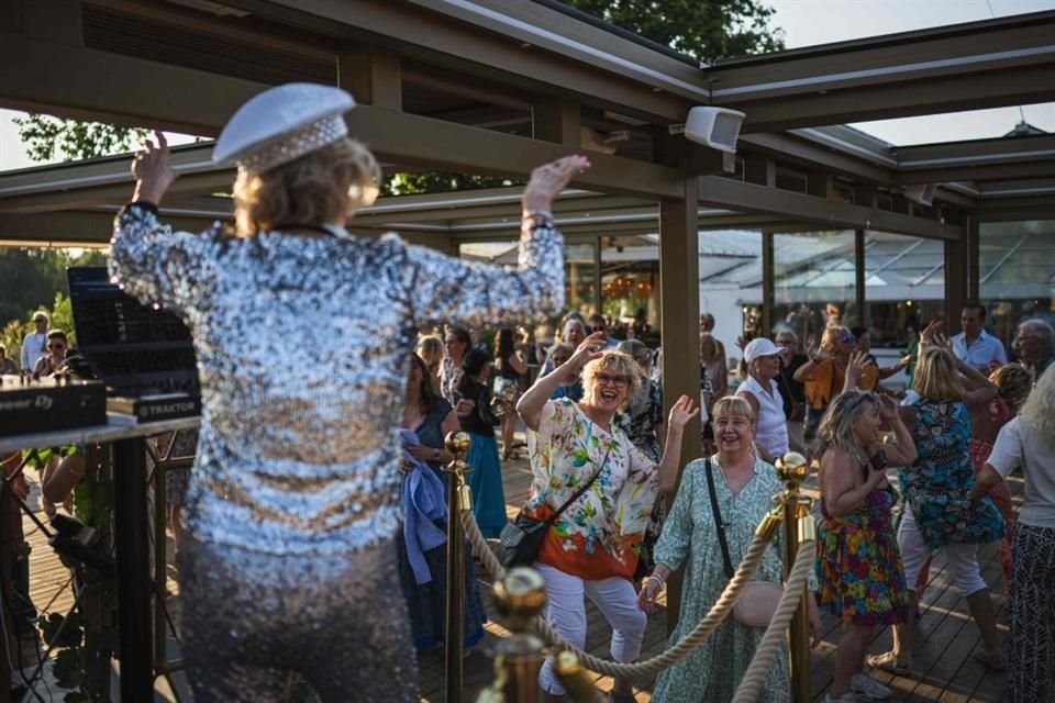 En una de sus recientes noches en el club Josefina, en Estocolmo, su programación incluyó éxitos como 'Mamma Mia!', 'Funkytown', 'Moves Like Jagger' y 'I've Been Thinking About You'.