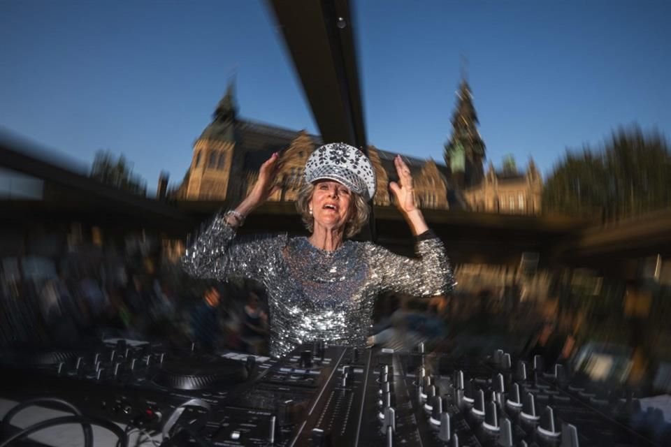 DJ Gloria, cuyo verdadero nombre es Madelein Mansson, llena las discotecas de Suecia para un público de más de 50 años.