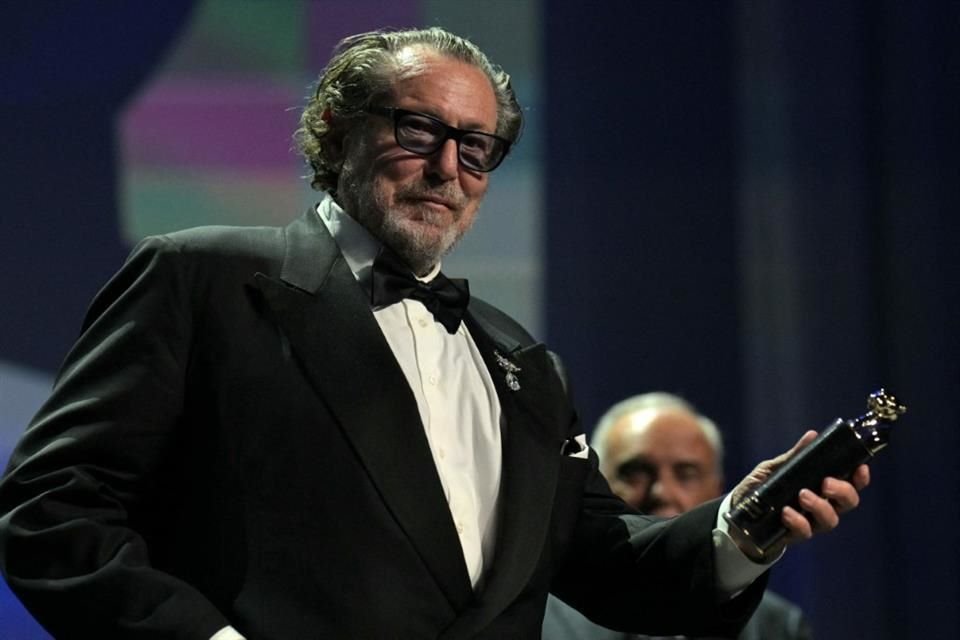 La ceremonia de entrega de premios para Schnabel se realizó en la Sala Grande (Palazzo del Cinema), antes de la proyección fuera de competición de su nueva película, 'In The Hand of Dante'.