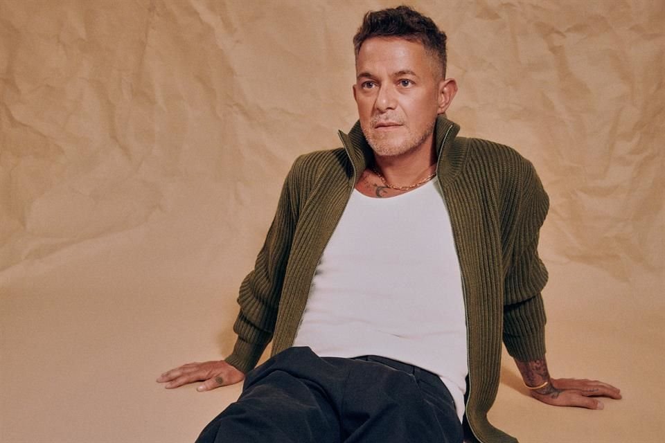 El cantante español Alejandro Sanz asegura mantener intacta la ilusión de subirse al escenario, aunque ya disfruta de una manera distinta.