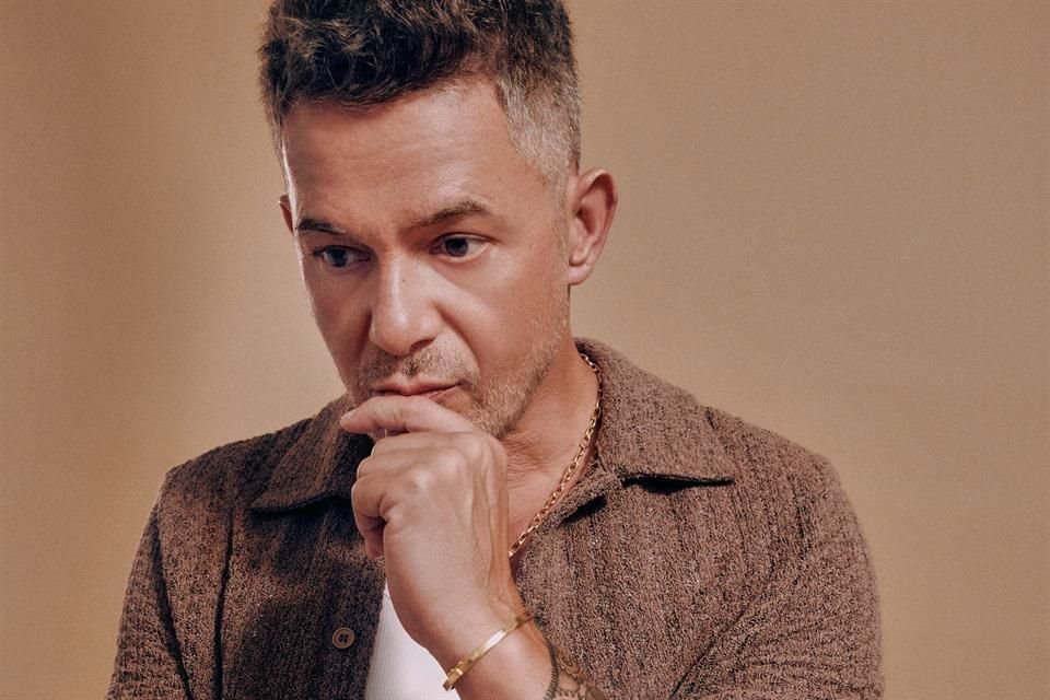 El intérprete eligió México para arrancar su gira '¿Y Ahora Qué?', que lo llevará por ciudades como CDMX, Guadalajara y Monterrey.