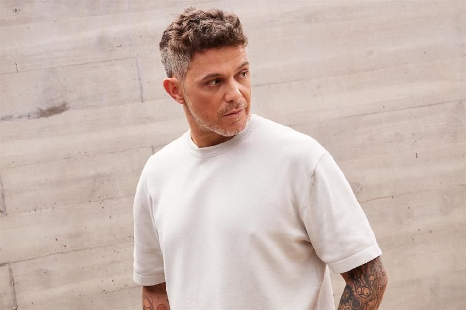 En esta ocasión, Sanz busca enaltecer su más reciente EP, dando prioridad a temas como 'El Vino de Tu Boca' y 'Palmeras en el Jardín'.