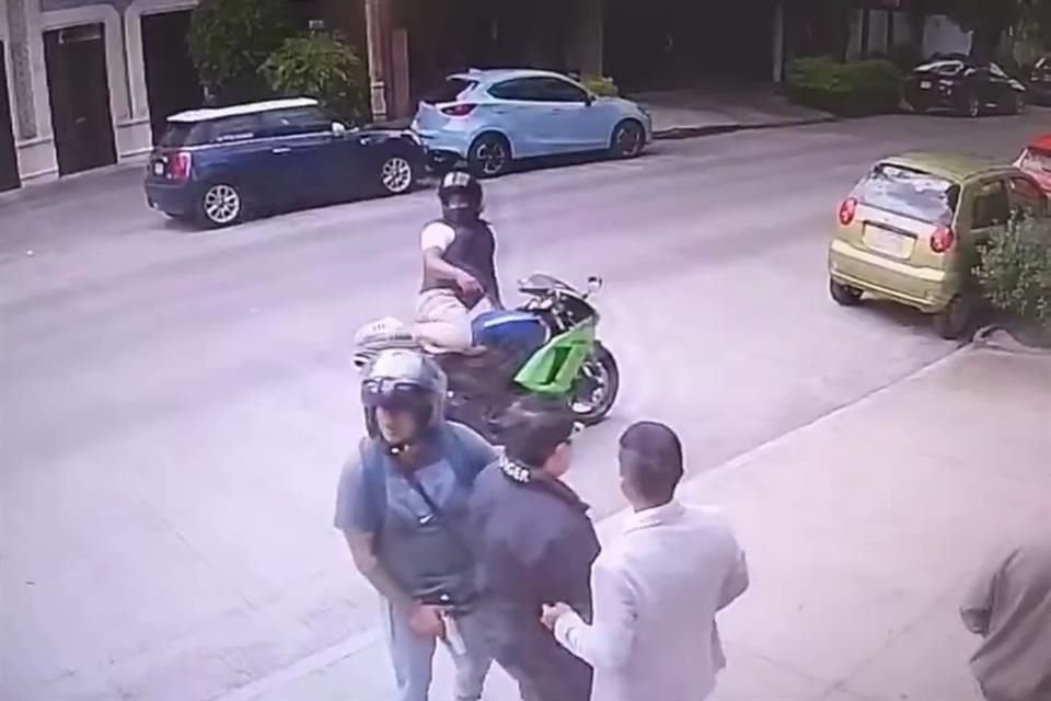Las víctimas iban por la banqueta de la Calle Providencia cuando los delincuentes con casco detuvieron su marcha delante de ellos.
