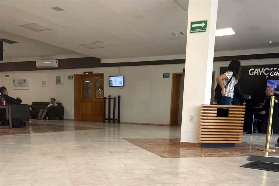 Durante la tarde, el velorio transcurrió con baja afluencia. Sólo algunos familiares comenzaron a llegar.