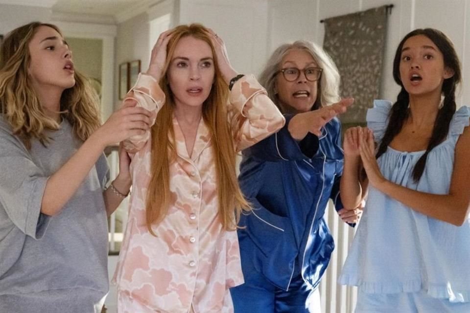 Tal como suele ocurrir en las películas de esta índole, todas deben fingir ser quienes no son hasta que el hechizo se rompa, dando pie a todo tipo de enredos.