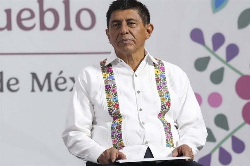 El gobernador de Oaxaca, Salomón Jara Cruz anunció el pasado martes que su gobierno interpondrá una demanda por plagio al diseñador Willy Chavarría.