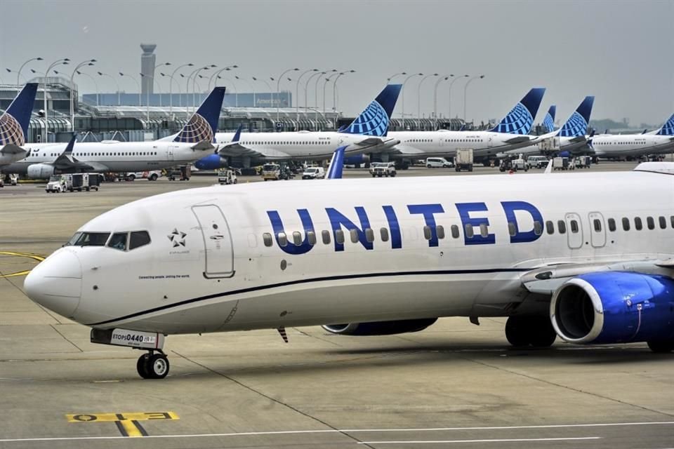 Cientos de vuelos de United Airlines en Estados Unidos se retrasaron la noche del miércoles debido a un problema técnico.