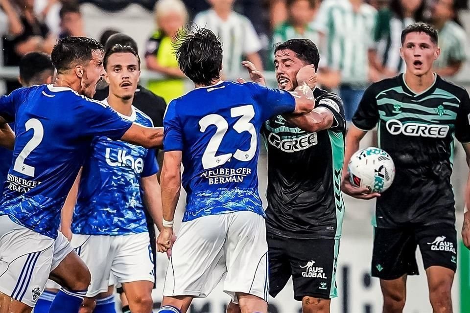 Intercambio de golpes entre los jugadores.