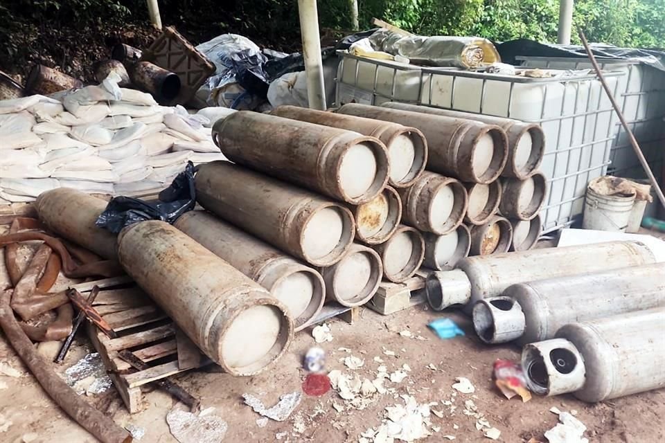 La Fiscalía General de la República (FGR), en coordinación con diversas fuerzas federales, aseguró cerca de 900 kilogramos de metanfetamina en un predio de Palenque, Chiapas.