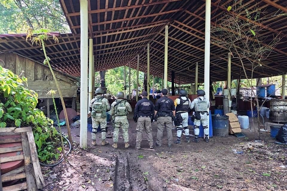 La Fiscalía General de la República (FGR), en coordinación con diversas fuerzas federales, aseguró cerca de 900 kilogramos de metanfetamina en un predio de Palenque, Chiapas.