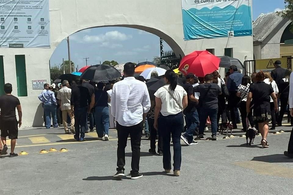 La familia, acompañada por colegas que montaron guardias de honor, despidió al 'Licenciado Cuitláhuac', como era conocido en Reynosa.