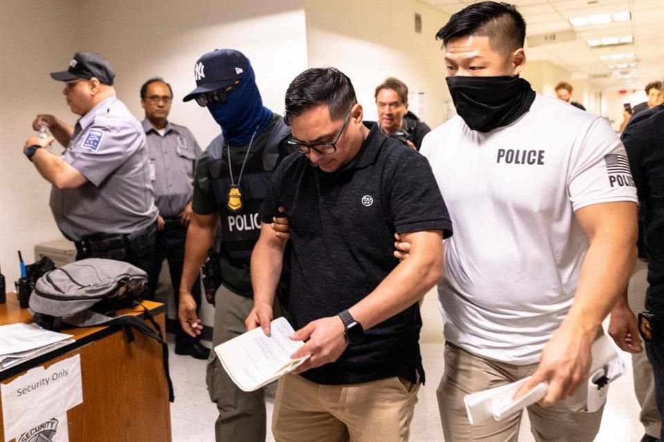 Agentes federales detienen a un hombre afuera de una corte de migración el 28 de julio del 2025.