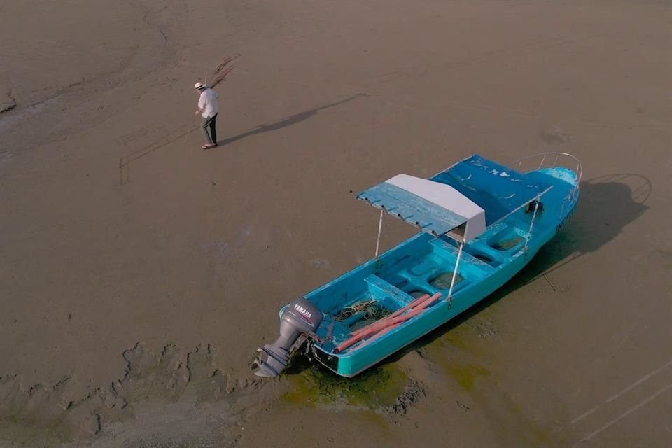 El artista en la costa de Guerrero, donde nació hace 85 años, en una escena del documental que se adentra en su vida y obra: 'Zanka'.