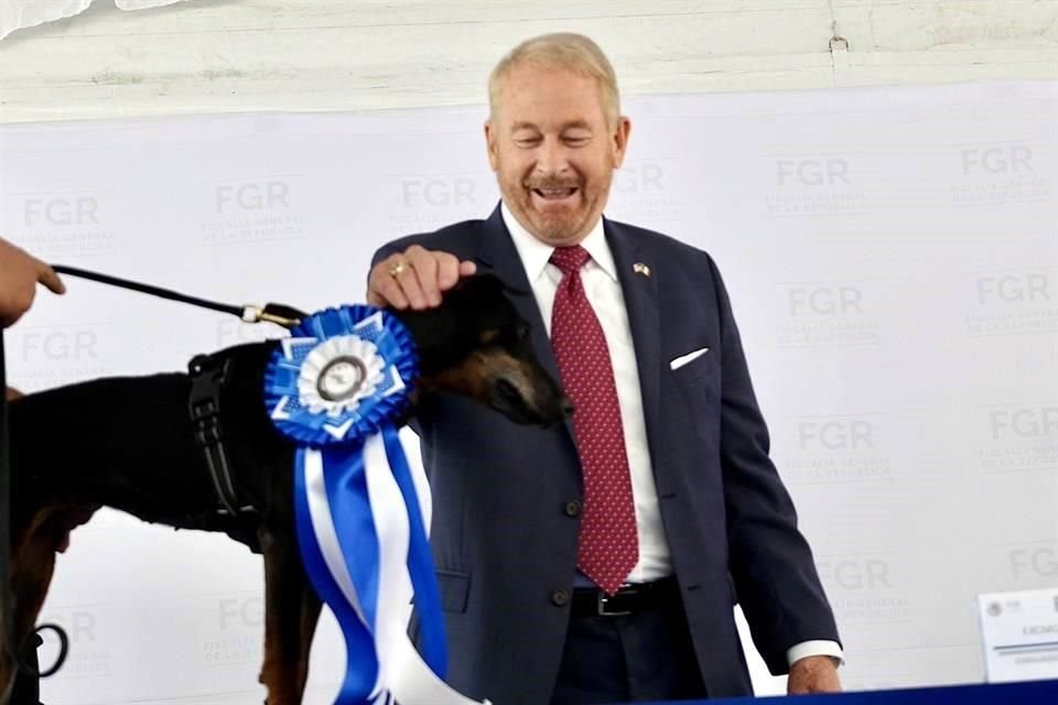 El Embajador de EU, Ronald Johnson destacó la labor de los canes tras una ceremonia donde se les rindió homenaje a perros policía que entran en estado de retiro.