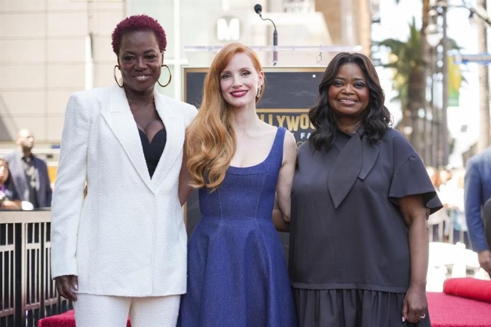 La ganadora del Óscar estuvo acompañada por sus coprotagonistas de la película 'Historias Cruzadas', las actrices Viola Davis y Octavia Spencer.