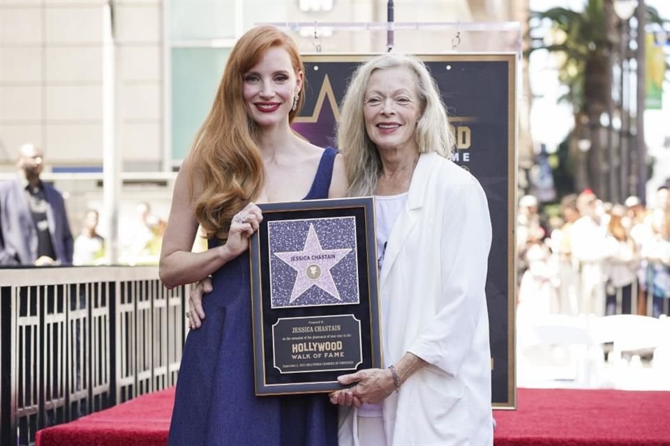 También asistió su coprotagonista en 'Jolene', Frances Fisher.