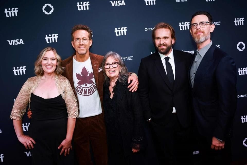 De muchas sonrisas, accesible y amable, pero con muy pocas palabras, llegó Ryan Reynolds este jueves a la premier mundial del filme 'John Candy: I Like Me'.