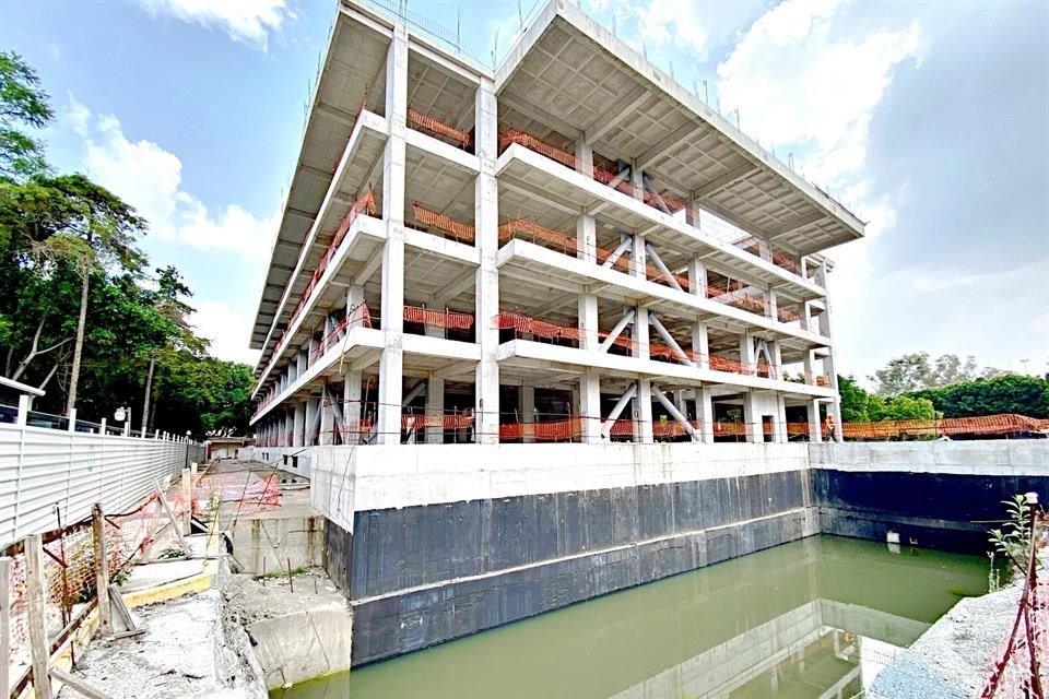 En Cámara de Diputados se construye un nuevo edificio para reubicar a personal administrativo, obra que rebasará los mil mdp de inversión.