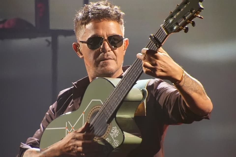 Su show arrancó a las 21:16 horas, cuando aparecieron en el escenario sus músicos y él al final, para interpretar 'Desde Cuándo', 'Capitán Tapón' y 'La Música No Se Toca'.