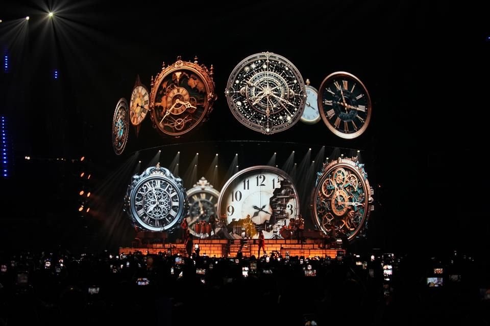 De 56 años, el cantautor advirtió a los presentes que se considera muy malo hablando, así que lo haría poco, y elegiría comunicarse con ellos a través de su arte. Nadie tuvo queja alguna.