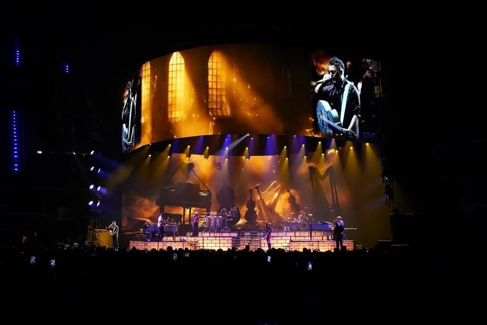 De su nuevo material incluyó temas como 'Bésame', 'El Vino de tu Boca' y 'Hoy No Me Siento Bien', que no dejaron indiferentes a nadie.