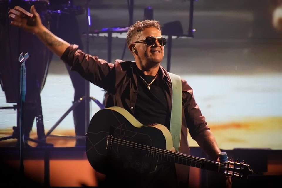 Sanz tocó la guitarra, pero sus dedos no sólo pisaron acordes y rasgaron cuerdas, también se emocionaba cuando escuchaba el aplauso.