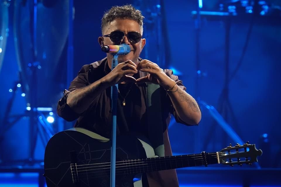 Después de 22 canciones terminó el show, pero no así el paso de Sanz por México, ya que le quedan 21 fechas más por el País, incluidas 6 en el Auditorio Nacional.