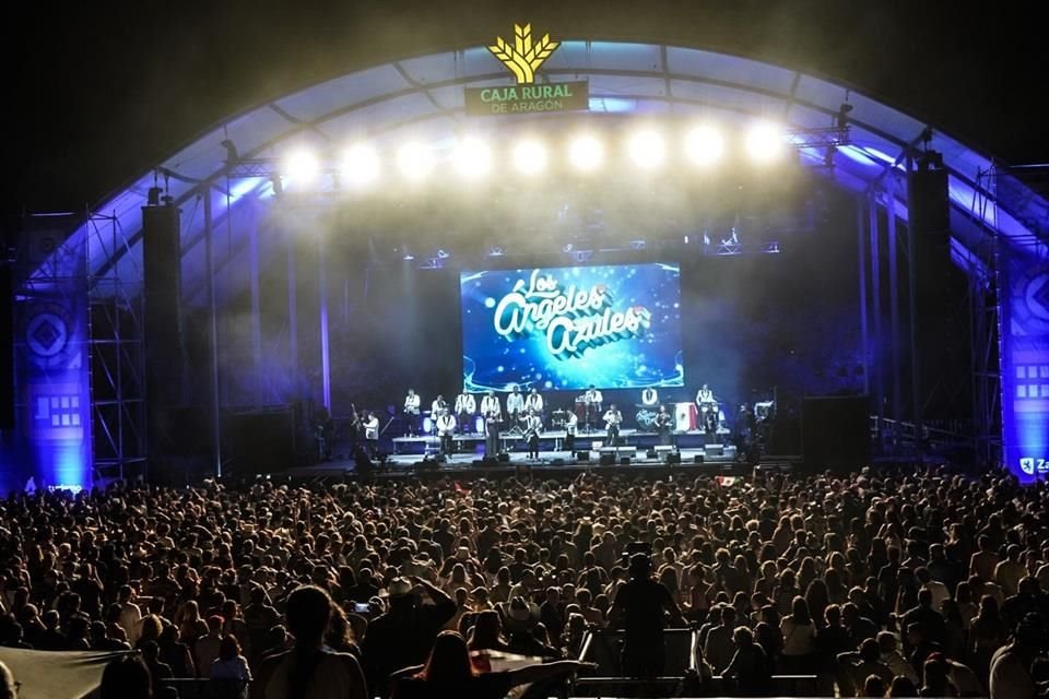 Los Ángeles Azules hicieron historia en Europa al debutar en el Vive Latino de Zaragoza, donde 20 mil fans vibraron con su cumbia.