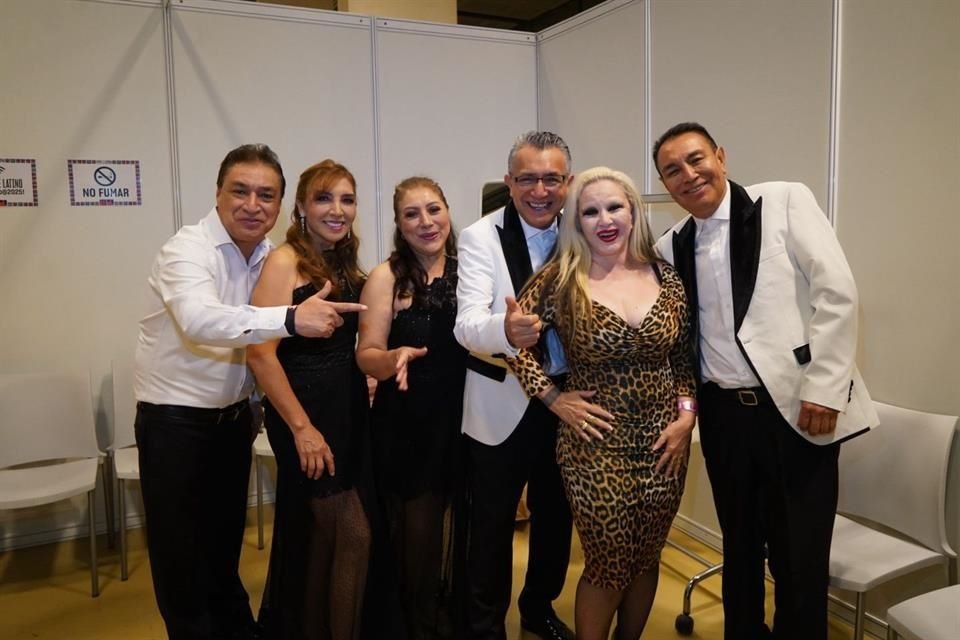 Entre los asistentes destacó la cantante y actriz española Alaska, quien se sumó al entusiasmo general.