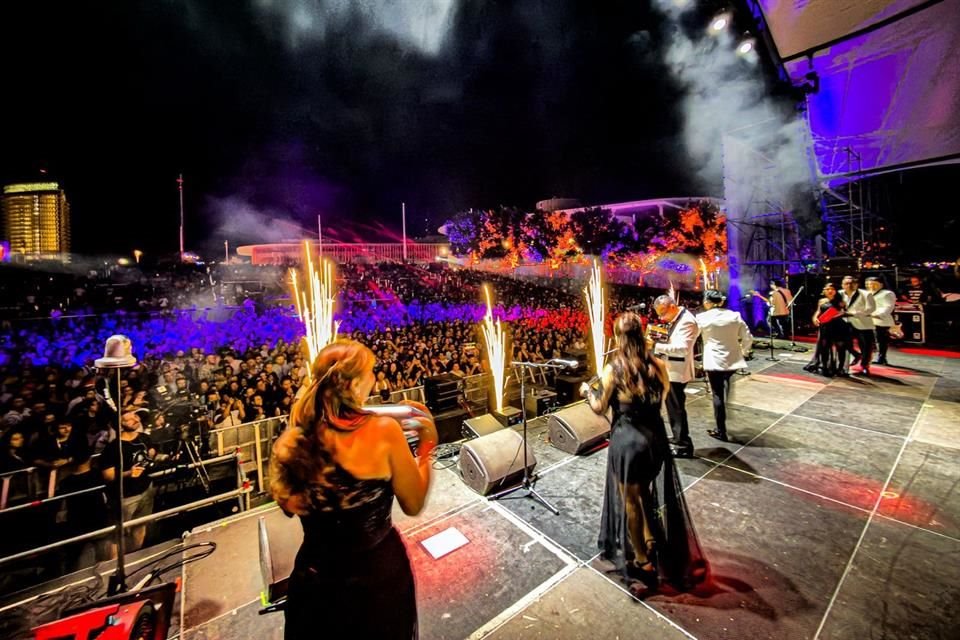 Clásicos como 'Entrega de Amor', 'La Cumbia del Acordeón' y 'Ay Amor' desataron la euforia del público.