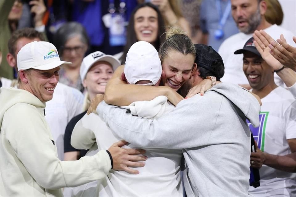 La bielorrusa festejó con su equipo.