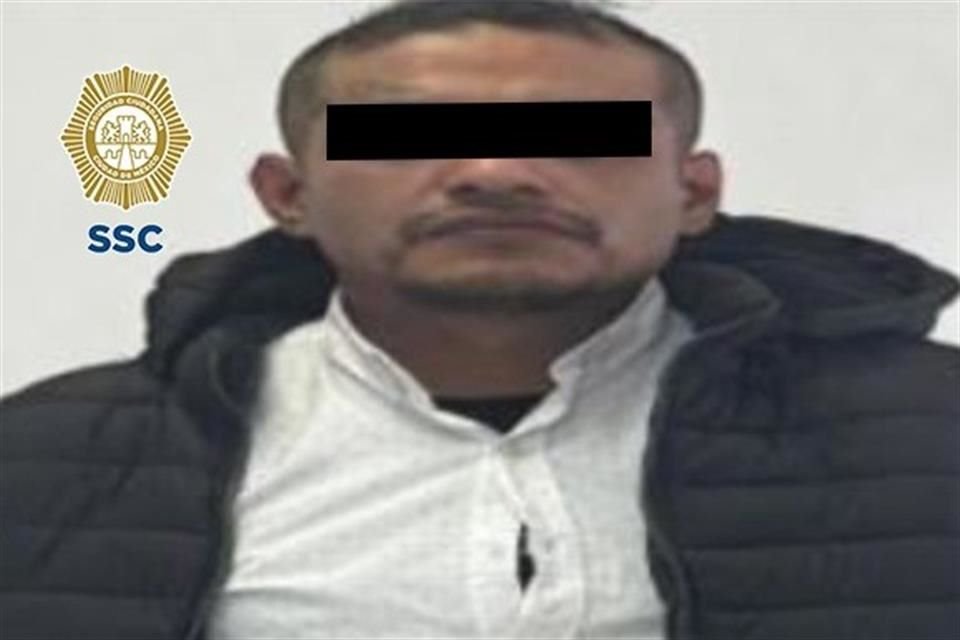 Sujeto armado amenazando a trabajadores