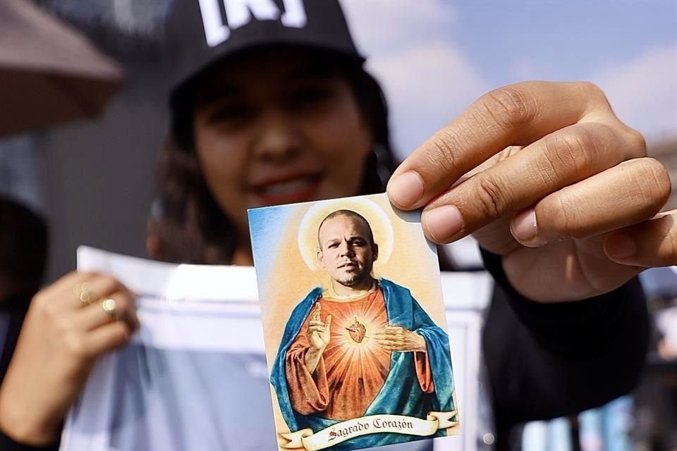 Con horas de anticipación, fans de Residente ya esperan la plaza del Zócalo capitalino, donde el boricua dará un megaconcierto gratuito.