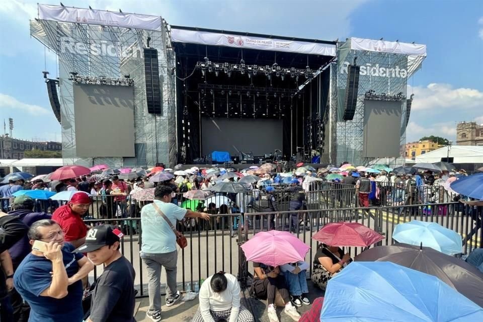 Sombrillas, gorras y capas acompañan a los fans para cubrirlos del sol y posible lluvia.