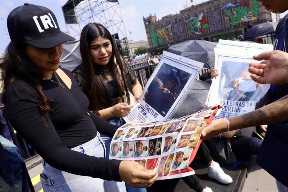 Los souvenirs ya se venden en las inmediaciones de la plaza, con la imagen de René Pérez.