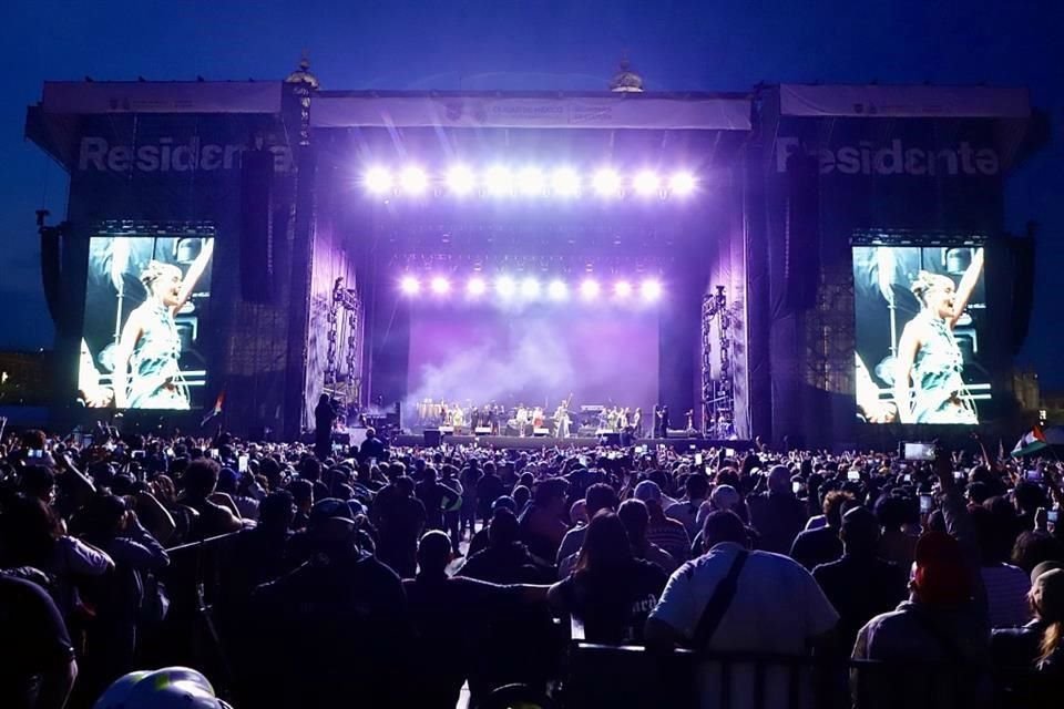 Ante una plaza llena residente arrancó el concierto gratuito.