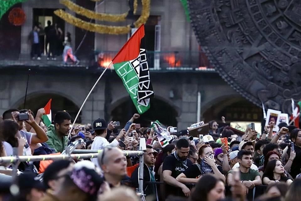 Un grupo pro Palestina también estuvo presente entre los cientos de asistentes.