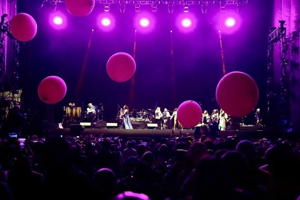 Pelotas gigantes invadieron el escenario, abriendo paso a René Pérez.