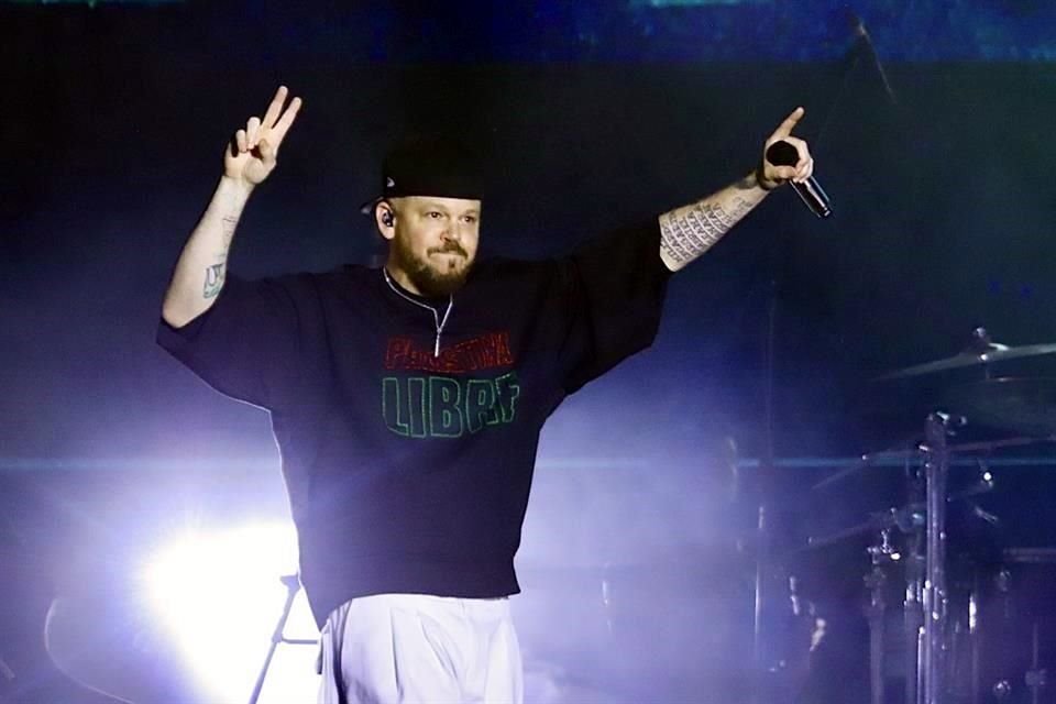 Residente hizo rapear al Zócalo de la CDMX con sus rimas combativas y ritmos pegajosos, así se vivió el concierto gratuito.