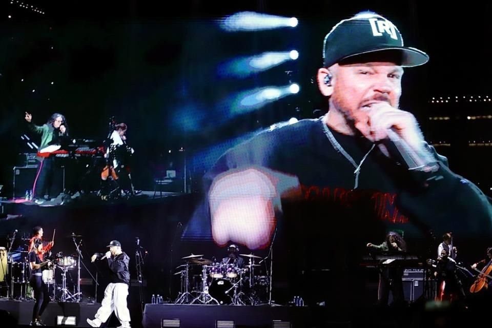 Residente cantó contra la violencia, la guerra, el despojo y los antimigrantes.