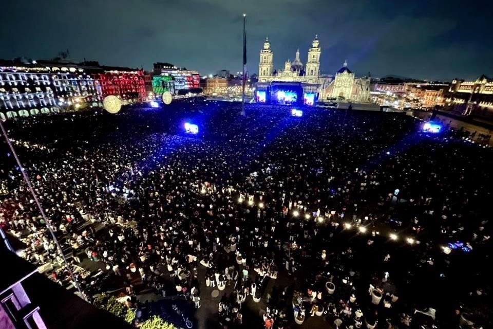 Un Zócalo capitalino lleno se registró hasta el termino del concierto.