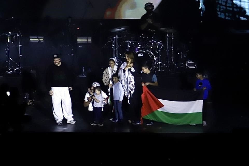 René Pérez también invitó a una familia Palestina refugiada en México a subir al escenario.