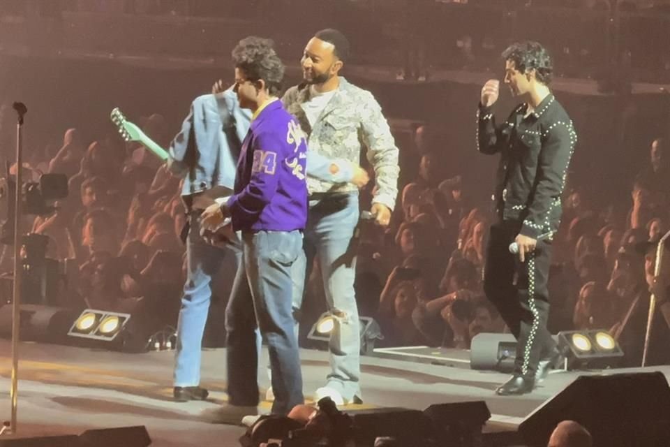 El cantautor John Legend fue uno de los invitados especiales en el concierto que los Jonas Brothers dieron este sábado en Los Ángeles.